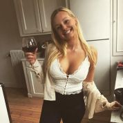 Lina, 26 - Utforska Charmen i Linköping 💖